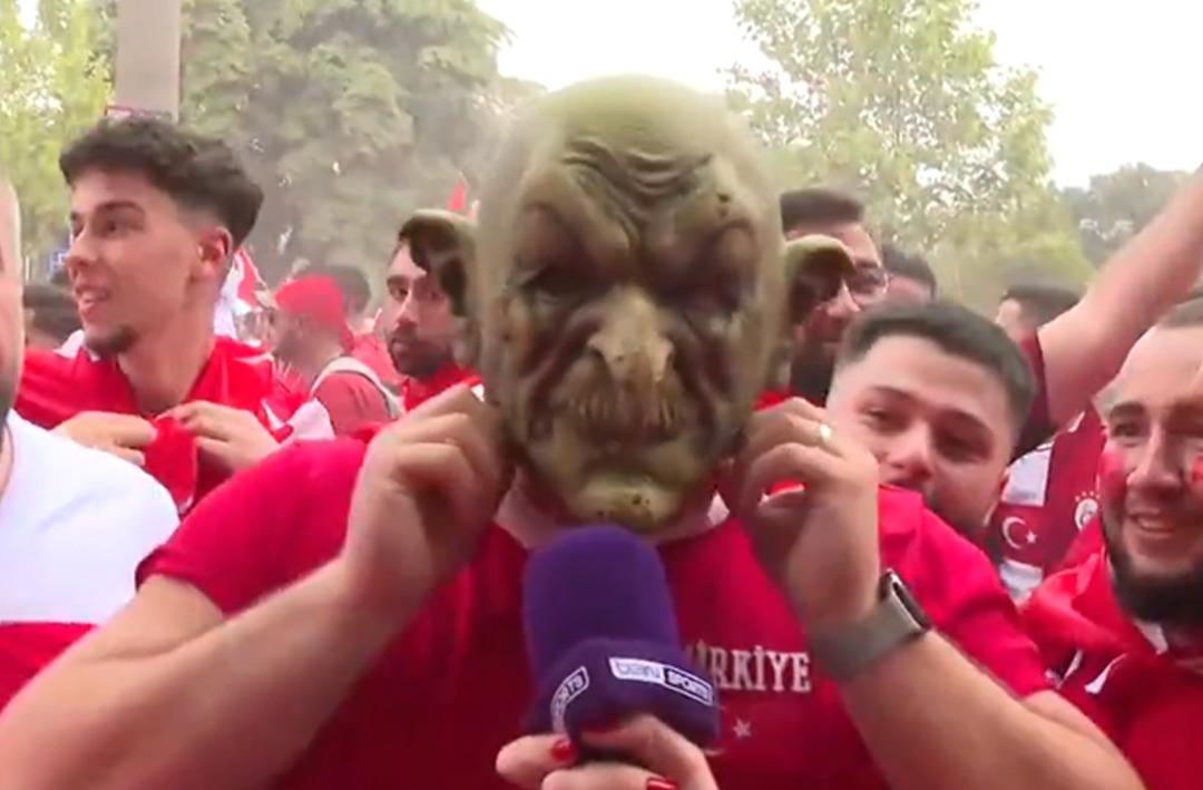 Sosyal medya T&uuml;rk taraftarı konuşuyor! Y&uuml;z&uuml;ne taktığı maskeyle Almanya'da g&uuml;ndeme oturdu