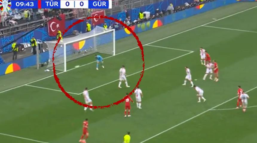 Türkiye - Gürcistan maçının başında saç baş yoldurtan pozisyon! ''40 yılda bir olur...''