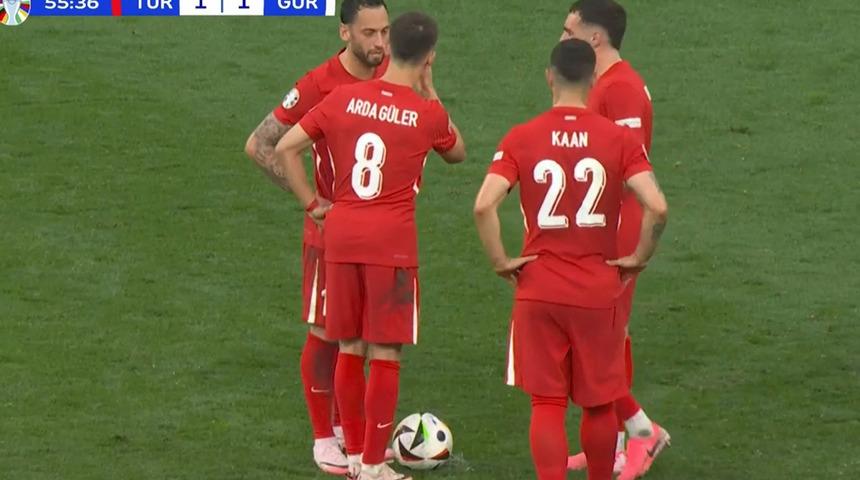Arda Güler ile Hakan Çalhanoğlu arasında güldüren diyalog! ''Ben vurayım mı abi?''