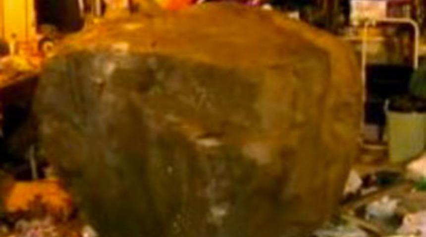 Evine 12 tonluk kaya düştü