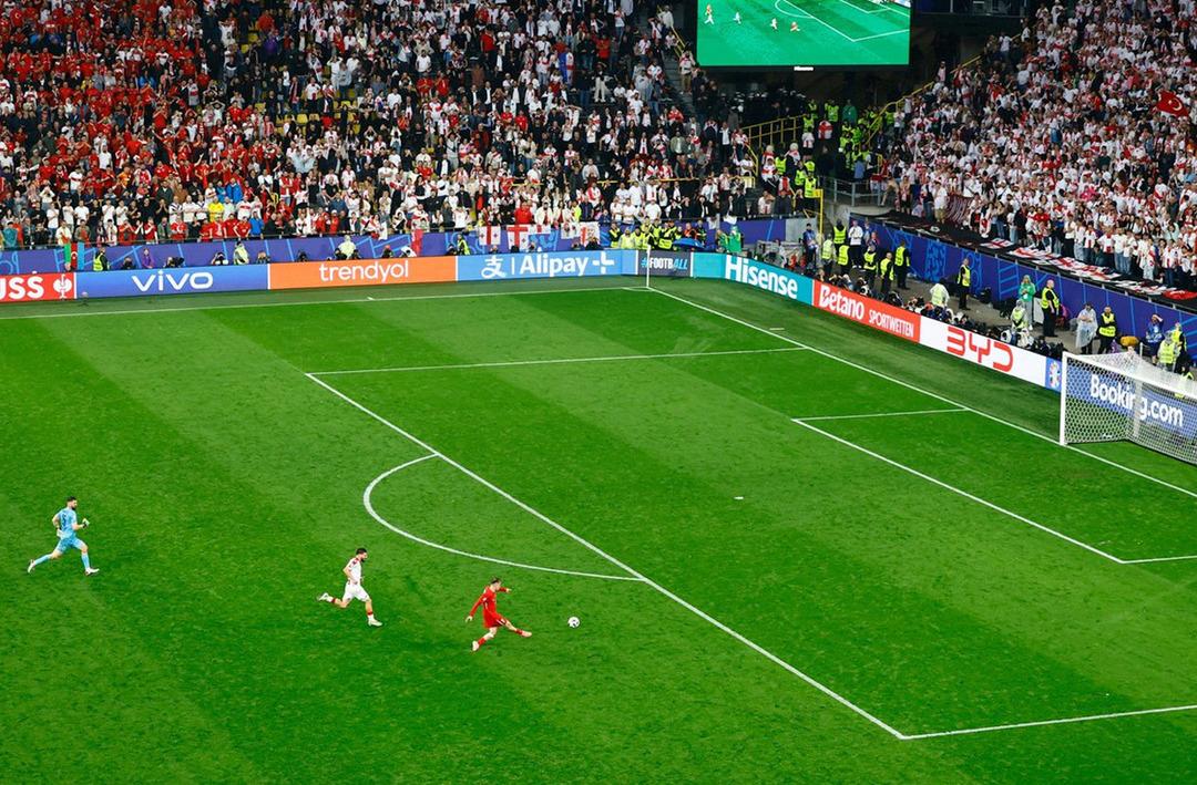 G&uuml;rcistan ma&ccedil;ında tarihe ge&ccedil;ecek karambol! Rakip kaleci ceza sahamıza geldi, saniyeler sonra topu ağlara g&ouml;nderdik!