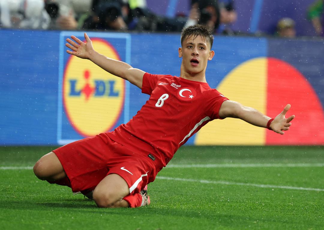 Galibiyete rağmen ona y&uuml;klendi! Rıdvan Dilmen'den Montella'ya Arda G&uuml;ler eleştirisi... "Hatalı davranıyor""