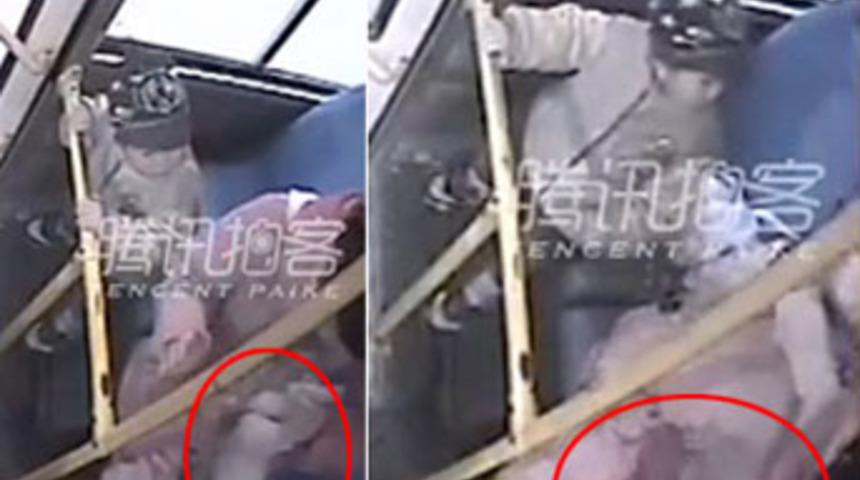 Bebeğini otob&uuml;ste doğurdu!