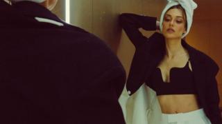 Yunanistan tatilinden pozları sosyal medyayı salladı! Dilan Çiçek Deniz kayalıklara sere serpe uzandı 