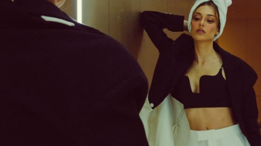 Yunanistan tatilinden pozları sosyal medyayı salladı! Dilan Çiçek Deniz kayalıklara sere serpe uzandı 