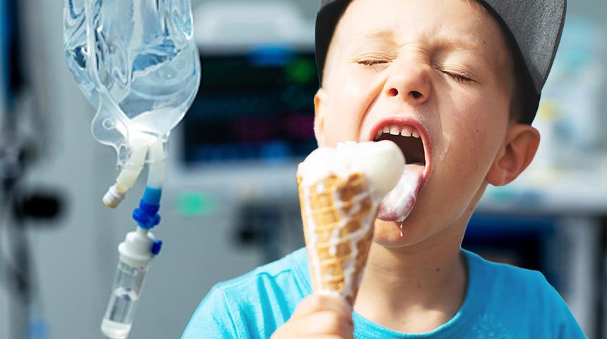 7 yaşındaki çocuk üst üste 3 dondurma yiyince hastanelik oldu! "Birden kan kusmaya başladı"