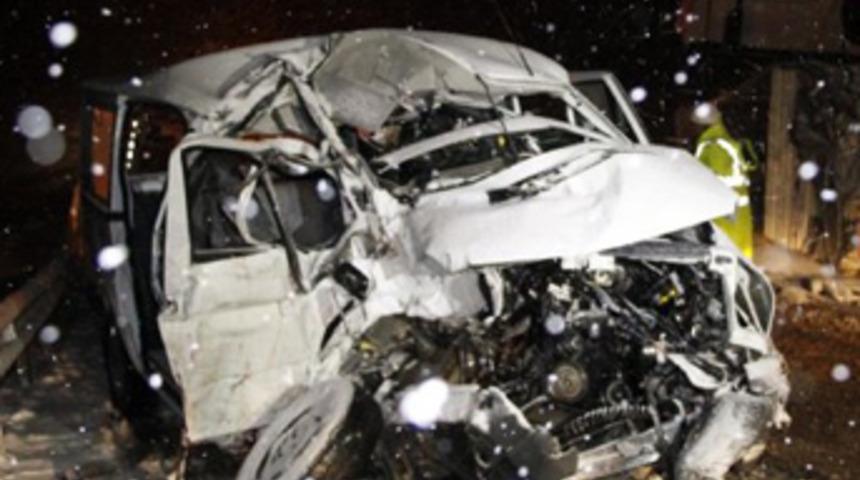 TIR, yolcu minibüsünü biçti