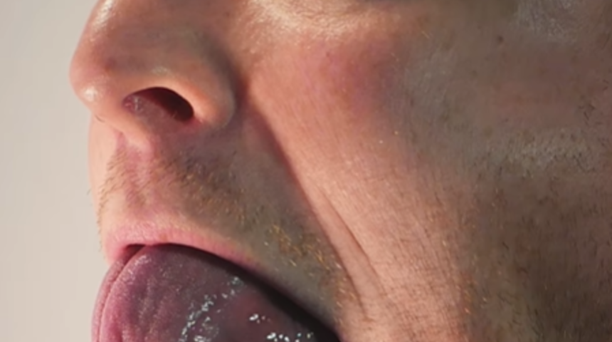 Dünyanın en büyük diline sahip! Guinness rekortmeni dilini görenlerin yaptığı kaba şakalardan dert yandı