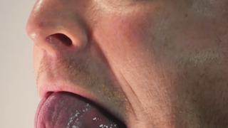 Dünyanın en büyük diline sahip! Guinness rekortmeni dilini görenlerin yaptığı kaba şakalardan dert yandı