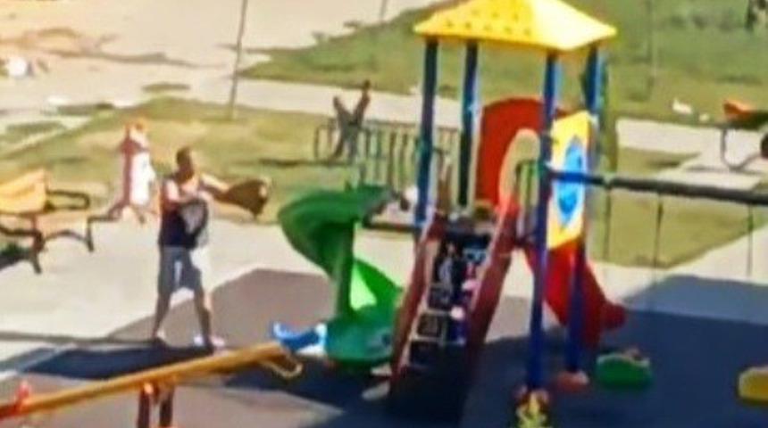 Kimse anlam veremedi! Çocuk parkında akılalmaz olay: Etraftan toplayıp üzerine döktü... Suç duyurusunda bulunuldu