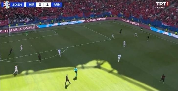 Hırvatistan'da Livakovic'ten çok büyük hata! Topu elinin altından kaçırdı... G4