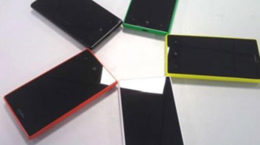 Nokia Lumia 825 geliyor!