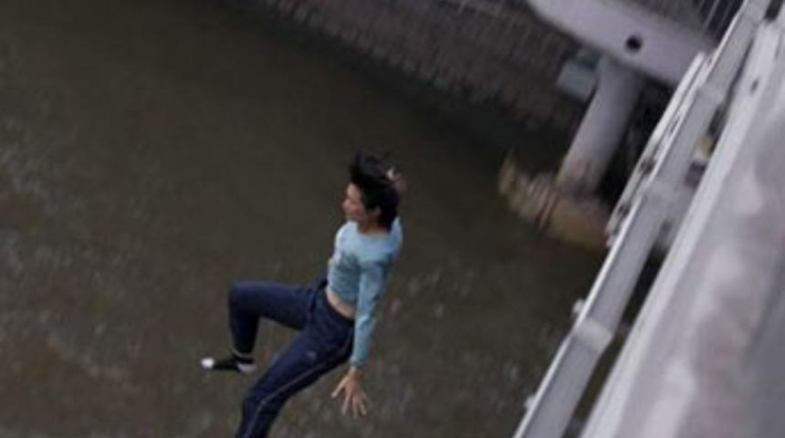 Köprüden kendini aşağı attı