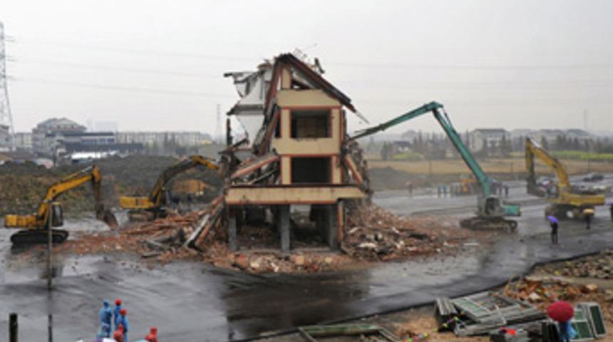 O ev yıkıldı!