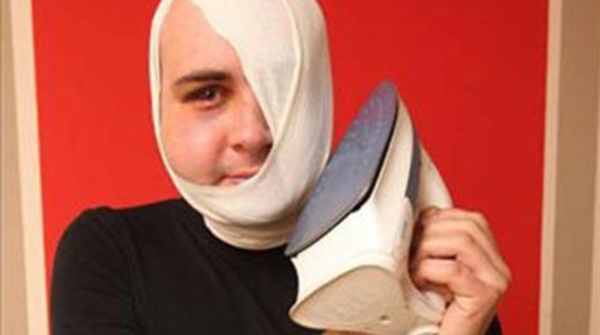 Telefon diye &uuml;t&uuml;y&uuml; kulağına g&ouml;t&uuml;r&uuml;nce