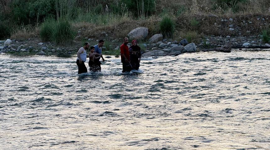 Siirt'te suyun yükselmesi sonucu çayda mahsur kalan 11 kişi kurtarıldı