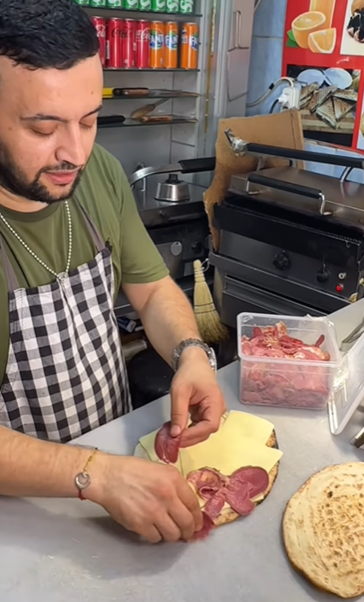 Kapalıçarşı'daki 500 TL'lik tost sosyal medyada gündem yarattı! Tırnak pide arasında kaşar, dil... "Bu tostu yiyeceğime 500 TL'yi yerim" G1