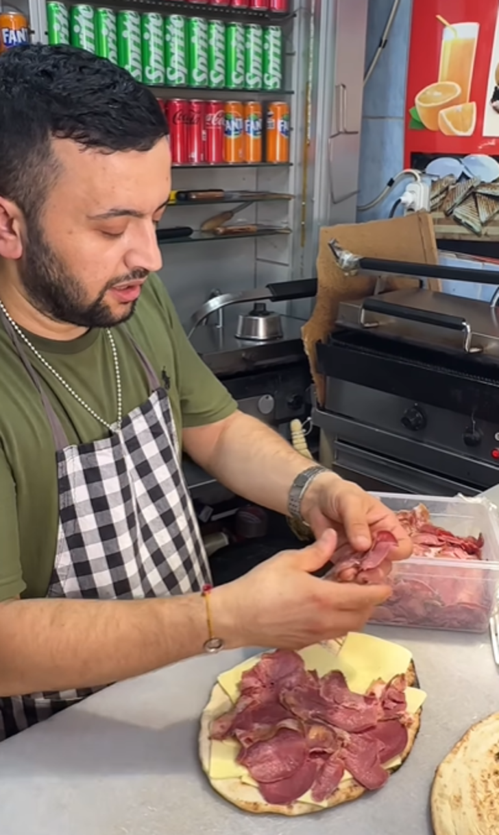 Kapalıçarşı'daki 500 TL'lik tost sosyal medyada gündem yarattı! Tırnak pide arasında kaşar, dil... "Bu tostu yiyeceğime 500 TL'yi yerim" G2