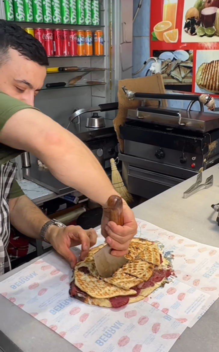 Kapalıçarşı'daki 500 TL'lik tost sosyal medyada gündem yarattı! Tırnak pide arasında kaşar, dil... "Bu tostu yiyeceğime 500 TL'yi yerim" G5