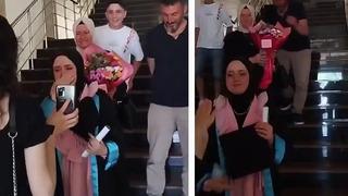 Ailesinin gelmeyeceğini düşünerek tek başına mezuniyet fotoğrafı çektiriyordu! Fotoğrafı görünce gözyaşlarına boğuldu