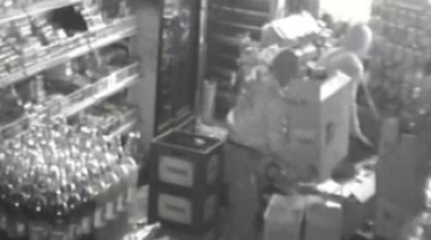 Ezanı duyan hırsız duaya başladı