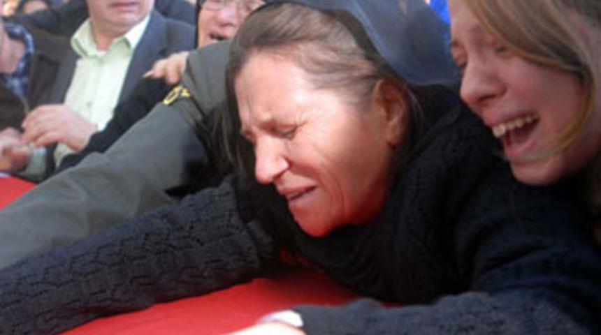 &Ouml;l&uuml;m&uuml; tartışma yaratan er toprağa verildi