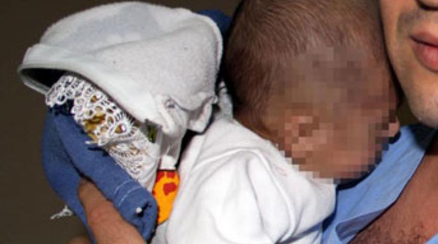 79 günlük bebeği dövdü