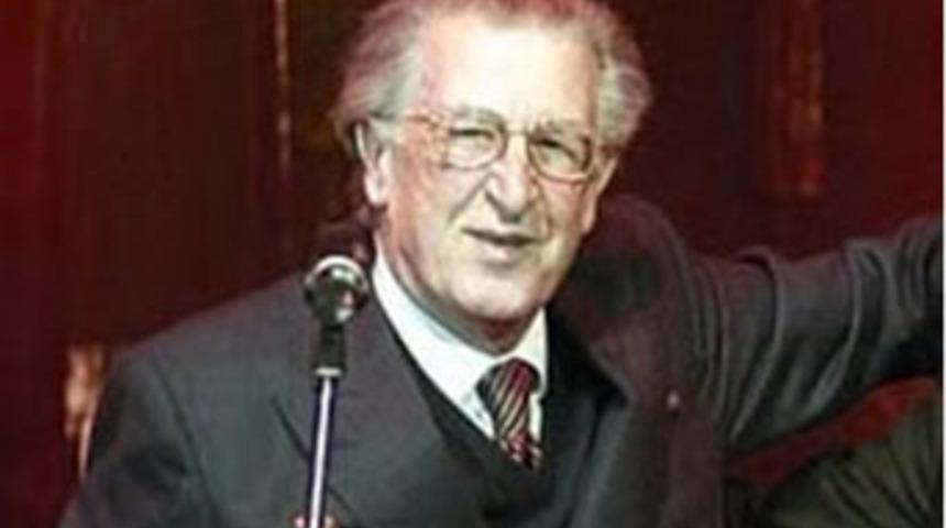 Mücap Ofluoğlu yaşamını yitirdi