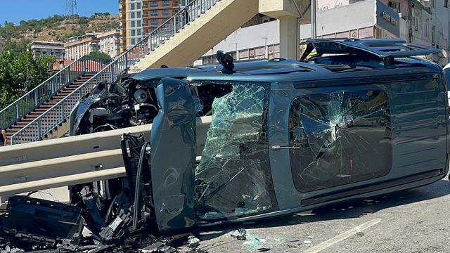 Pendik'te korkunç kaza: Araç bariyerlere ok gibi saplandı