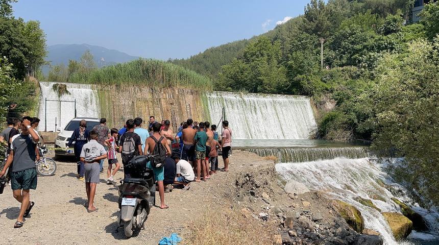 Serinlemek için girdiği şelalede hayatını kaybetti