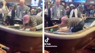 Kumarda tüm parasını kaybedince sinir krizi geçirdi! Görevlilerin parasını almasını engellemek için masanın üzerine bile çıktı