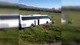 Yolcular kendini şarampolde buldu! Sivas'ta güpegündüz otobüs kazası