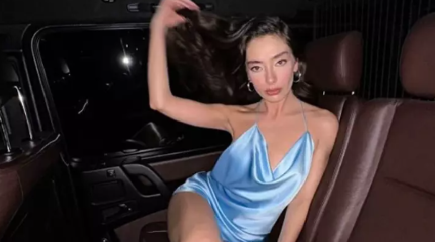 Bornozuyla yatağa uzanıp poz verdi! Neslihan Atagül'ün son pozlarına yorum yağdı 