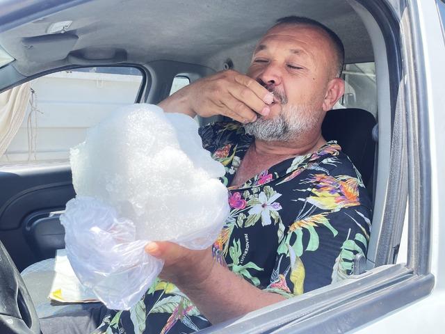 20 liralık alıp 4-5 kişi tüketiyorlar! Adana'da kar satışına yoğun rağbet: "Bunu yemeden rahatlayamıyoruz"