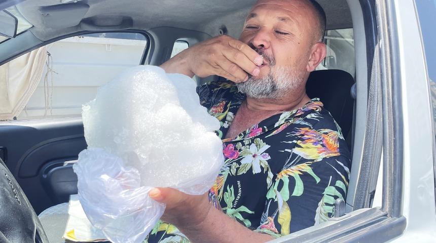 20 liralık alıp 4-5 kişi tüketiyorlar! Adana'da kar satışına yoğun rağbet: "Bunu yemeden rahatlayamıyoruz"