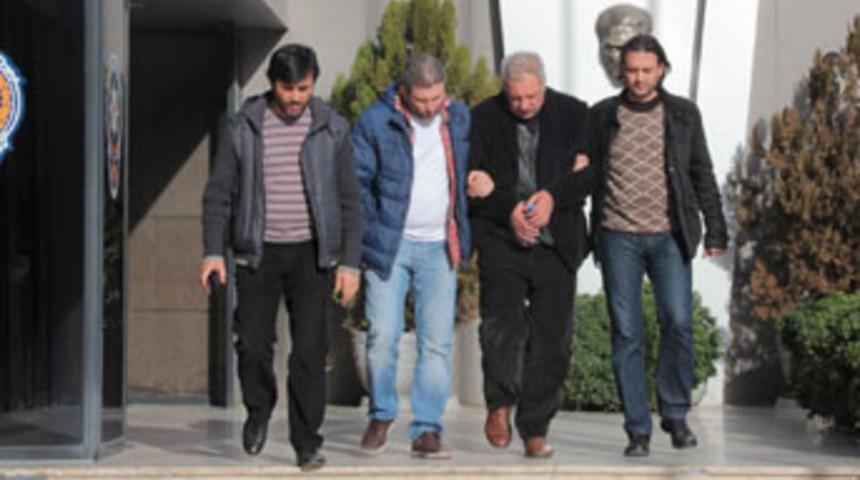 İki arkadaşını kurşun yağmuruna tuttu