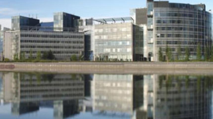 Nokia merkez ofisini sattı