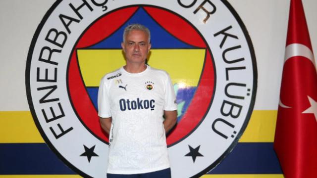 Fenerbahçe sezonun ilk transferini açıkladı! Sarı-Lacivertliler Mert Hakan Yandaş'ın sözleşmesini 2 yıllığına uzattı, Levent Mercan'ı da kadroya kattı