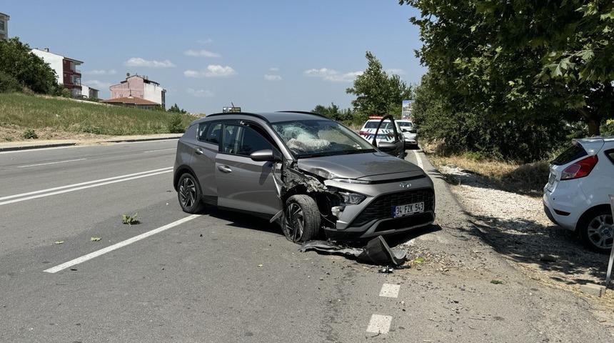 Edirne'de ağaca çarpan otomobildeki 2 kişi yaralandı