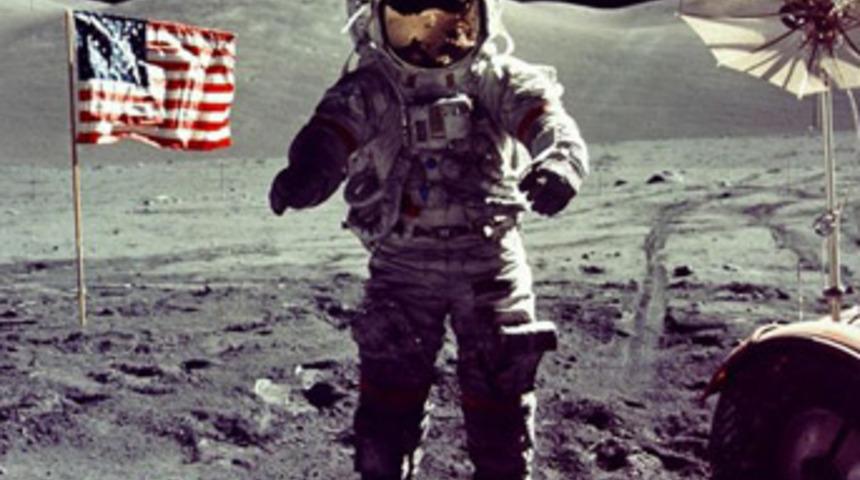 Fotoğraf makinesini Ay'da bıraktı