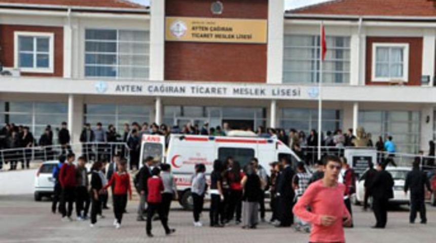 Demir ve sopalarla liseyi bastılar