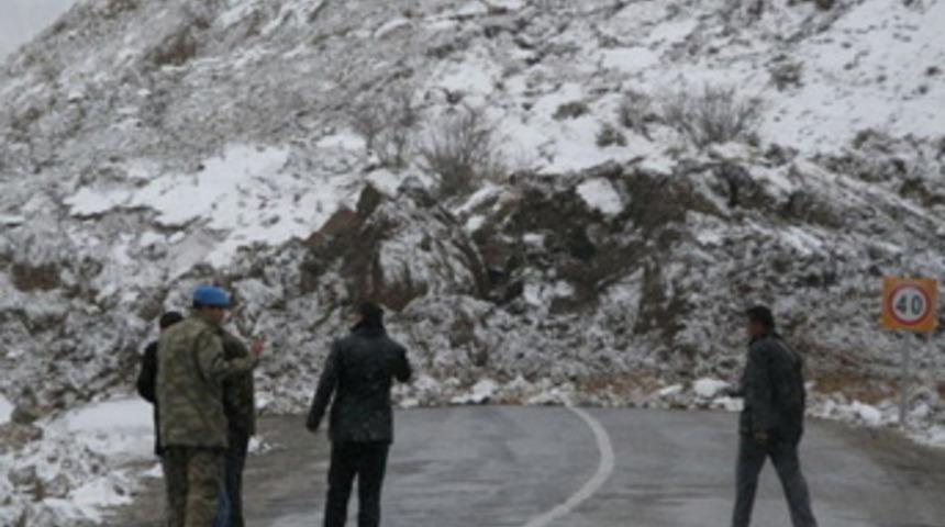 Heyelan yolu kapattı