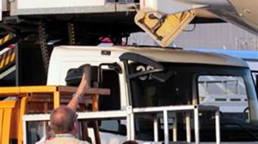 Kuyruk s&uuml;rt&uuml;nce u&ccedil;ak geri d&ouml;nd&uuml;