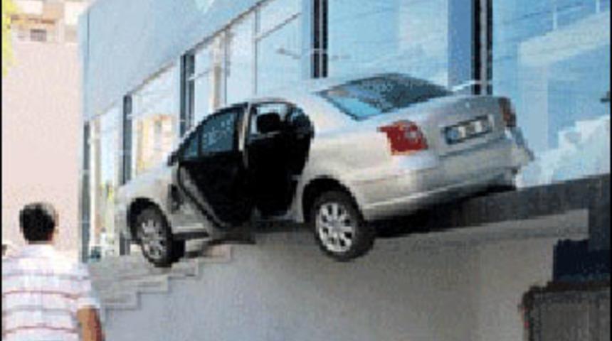 İnsanı şaşkına &ccedil;eviren inanılmaz kaza!