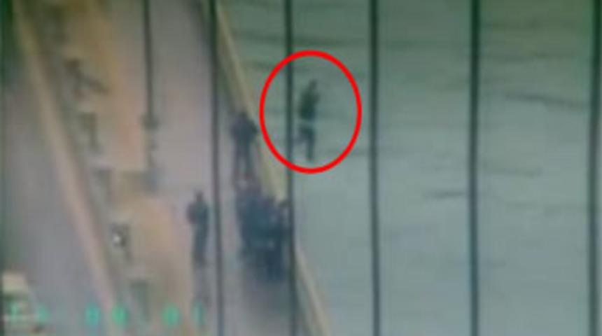 K&ouml;pr&uuml;den b&ouml;yle atladı...