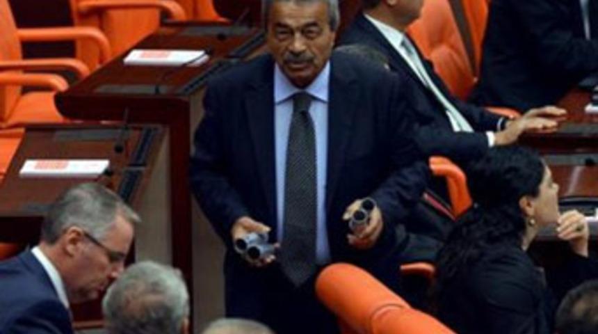 CHP'li Gen&ccedil; gaz bombalarını TBMM'ye taşıdı