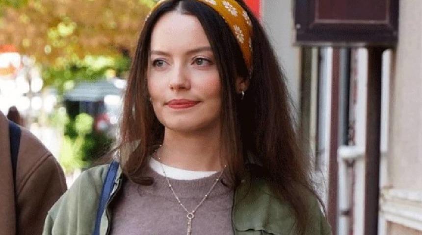 “Kod Adı Kırlangıç” dizisinin başrol oyuncusu Gizem Arıkan evlendi... Oyuncunun üstü işlemeli sade gelinliği dikkat çekti!