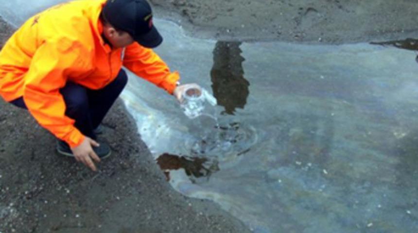 Marmaris sahilinde mazot kirliliği