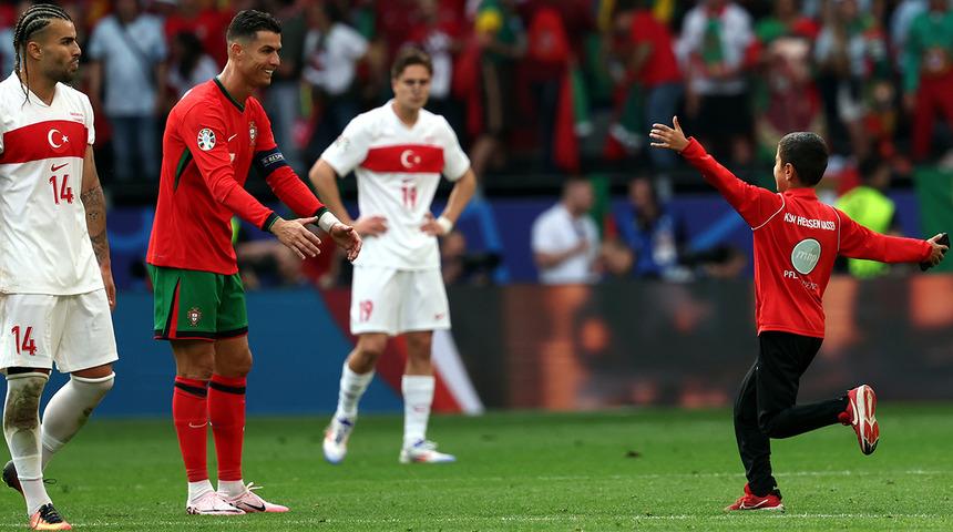 Türkiye - Portekiz maçında ilginç an! Bir anda sahaya atladı