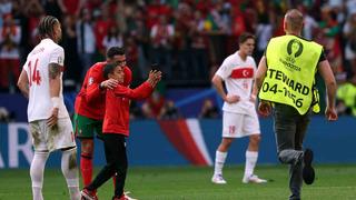 Türkiye-Portekiz maçında davetsiz misafir! Koşarak Ronaldo'nun yanına gitti